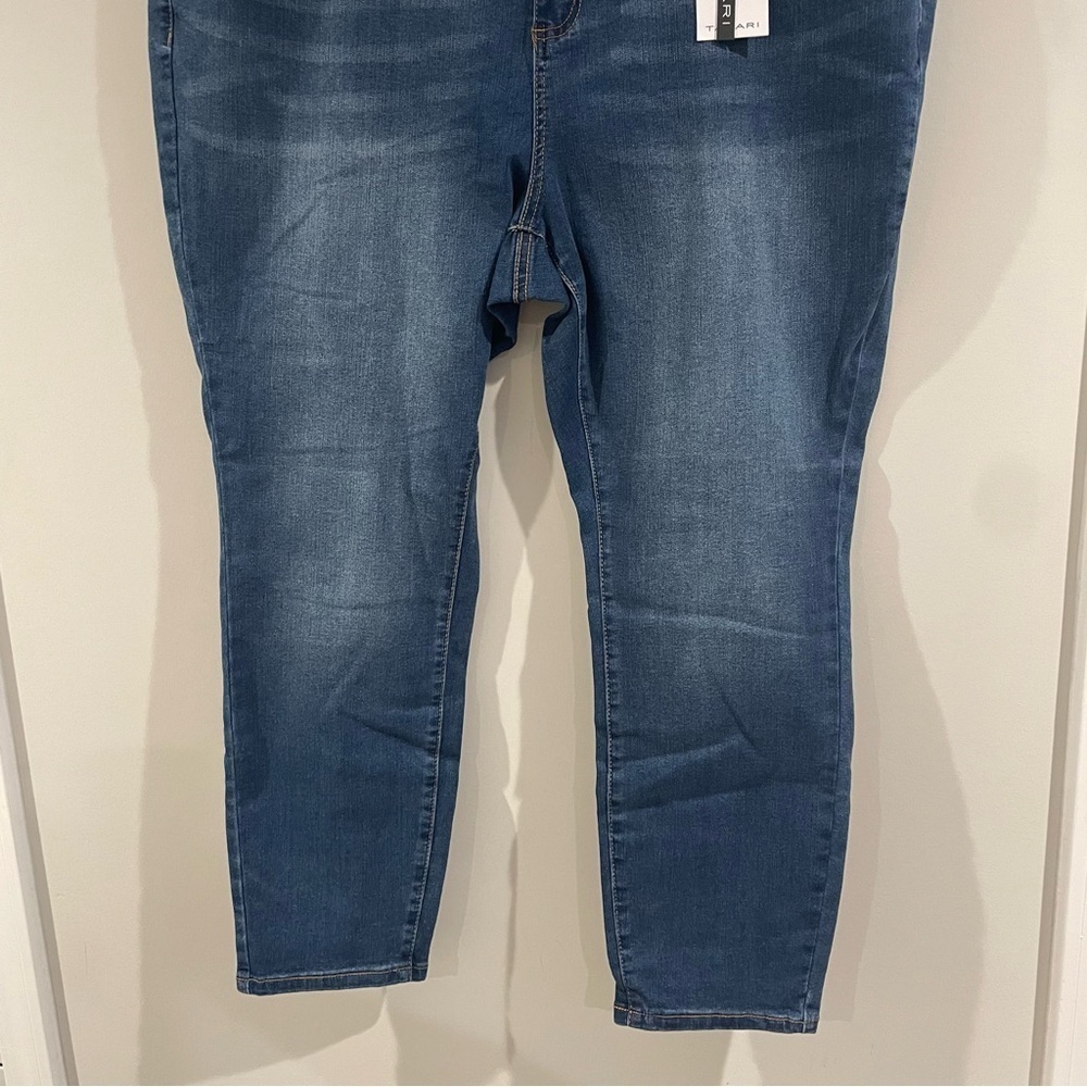 NEW Tahari Women’s Plus Size Mid-Rise Skinny Jeans, Roanne Medium Wash, Size 24W - Picture 3 of 11